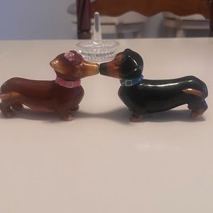 Kissing Dachhshund salt & pepper shakers